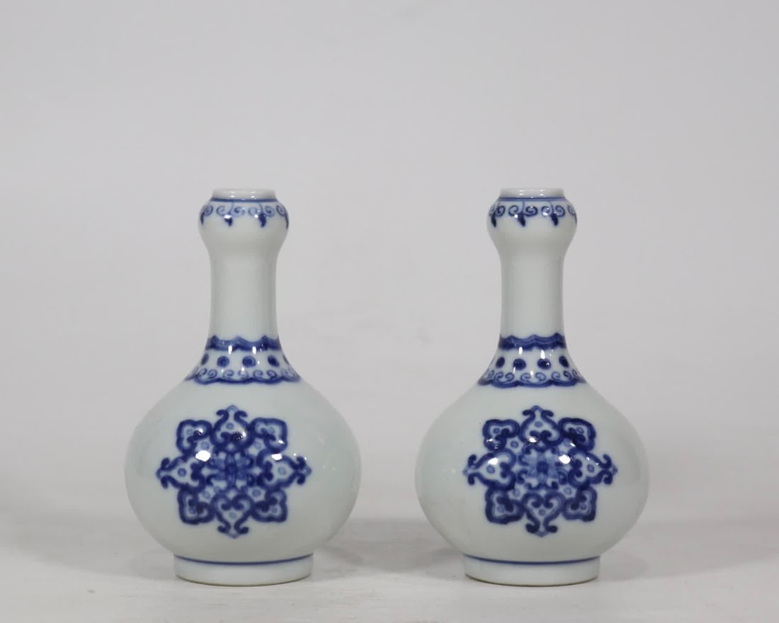 A pair of blue and white round flower garlic bottles made in the Qing Yongzheng year (1 of 9)