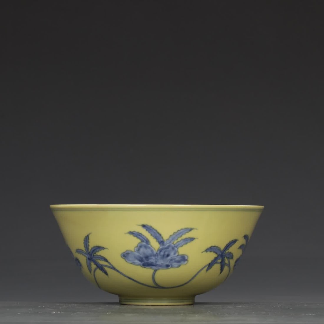 A Ming Chenghua yellow ground blue and white okra pattern bowl: Ming Chenghua yellow ground blue and white okra pattern bowl SIZE: H:7.4cm mouthD:15.6cm (The Dimensions Of All Batches Are Manually Measured.If You Need More Detailed Information, Please Contact