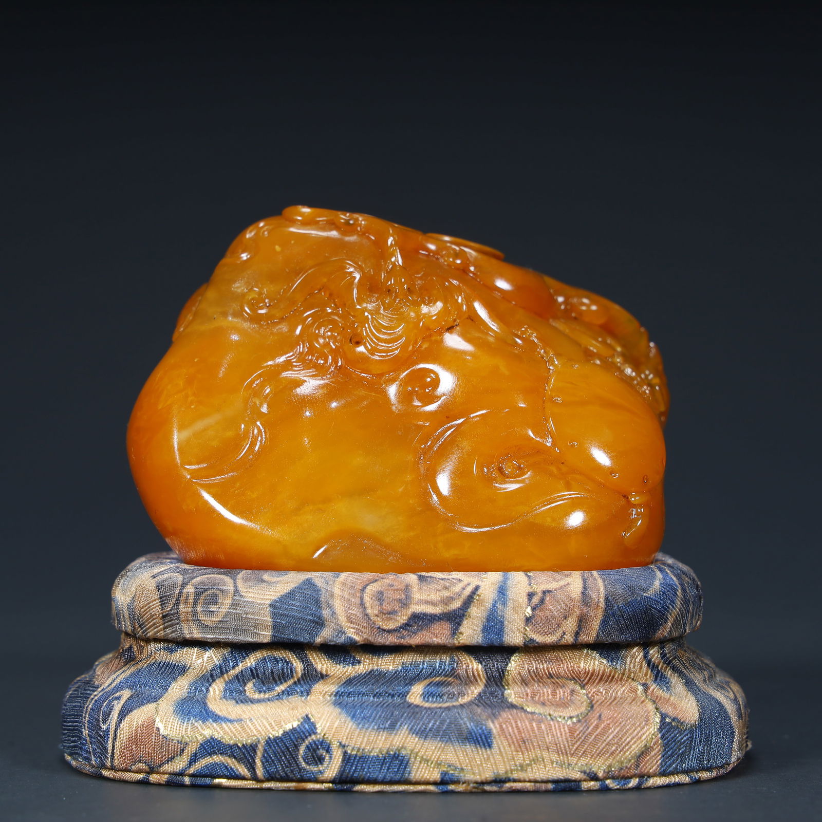 A Qing Dynasty Tian Huangshi dragon pattern ornament (1 of 10)