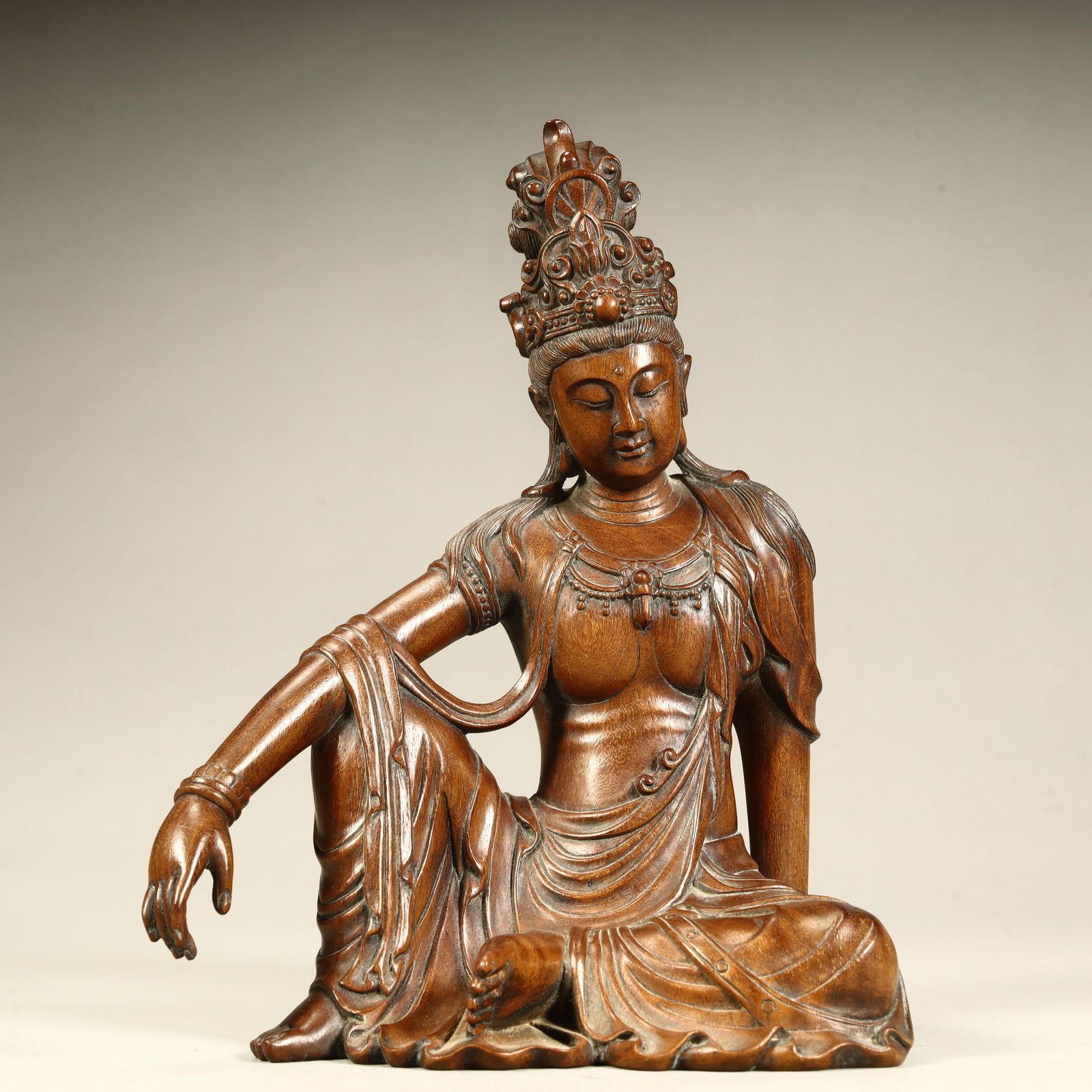 A seated statue of Guanyin in the Qing Dynasty (1 of 9)