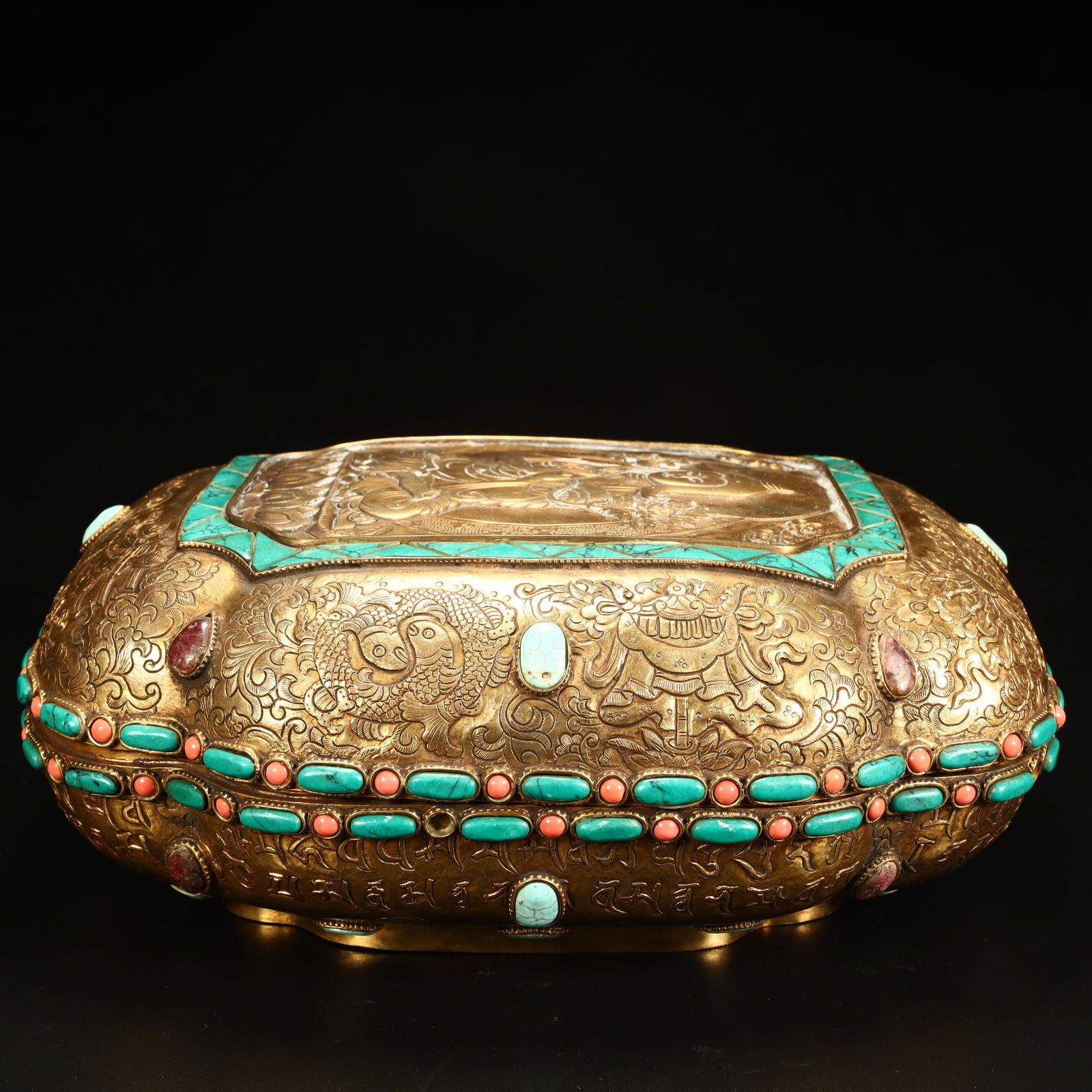 A Qing Dynasty Tibetan copper gilt inlaid treasure Buddha pattern box: Qing Dynasty Tibetan copper gilt inlaid treasure Buddha pattern box SIZE: H: 10cm L: 26cm W: 16cm Total W: 4.1kg (The Dimensions Of All Batches Are Manually Measured.If You Need More Detailed Informat