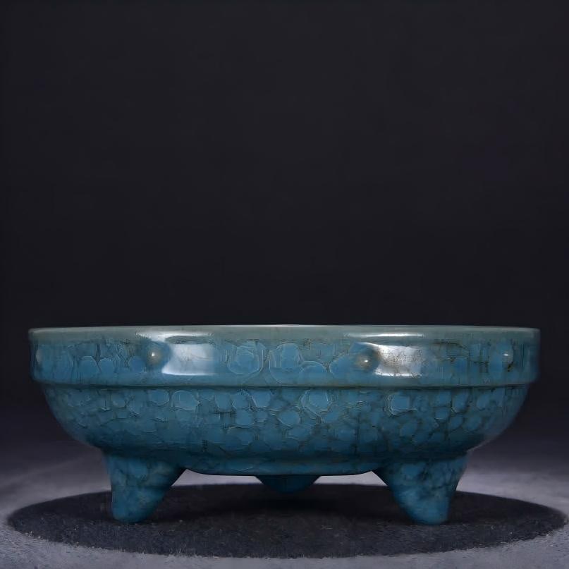 A piece of Song Ru kiln sky blue glaze three-legged drum nail wash (1 of 9)