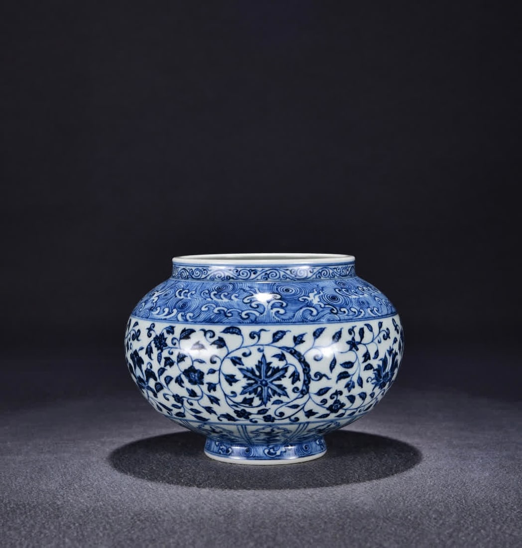 A Ming Xuande blue and white curly grass pattern jar: Ming Xuande blue and white curly grass pattern jar SIZE: H:15cm W:21cm (The Dimensions Of All Batches Are Manually Measured.If You Need More Detailed Information, Please Contact Our Customer Service B