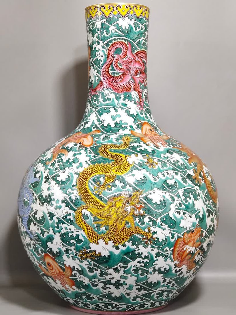 A Qing Dynasty Qianlong seawater carp five-dragon Tianqiu bottle (1 of 9)