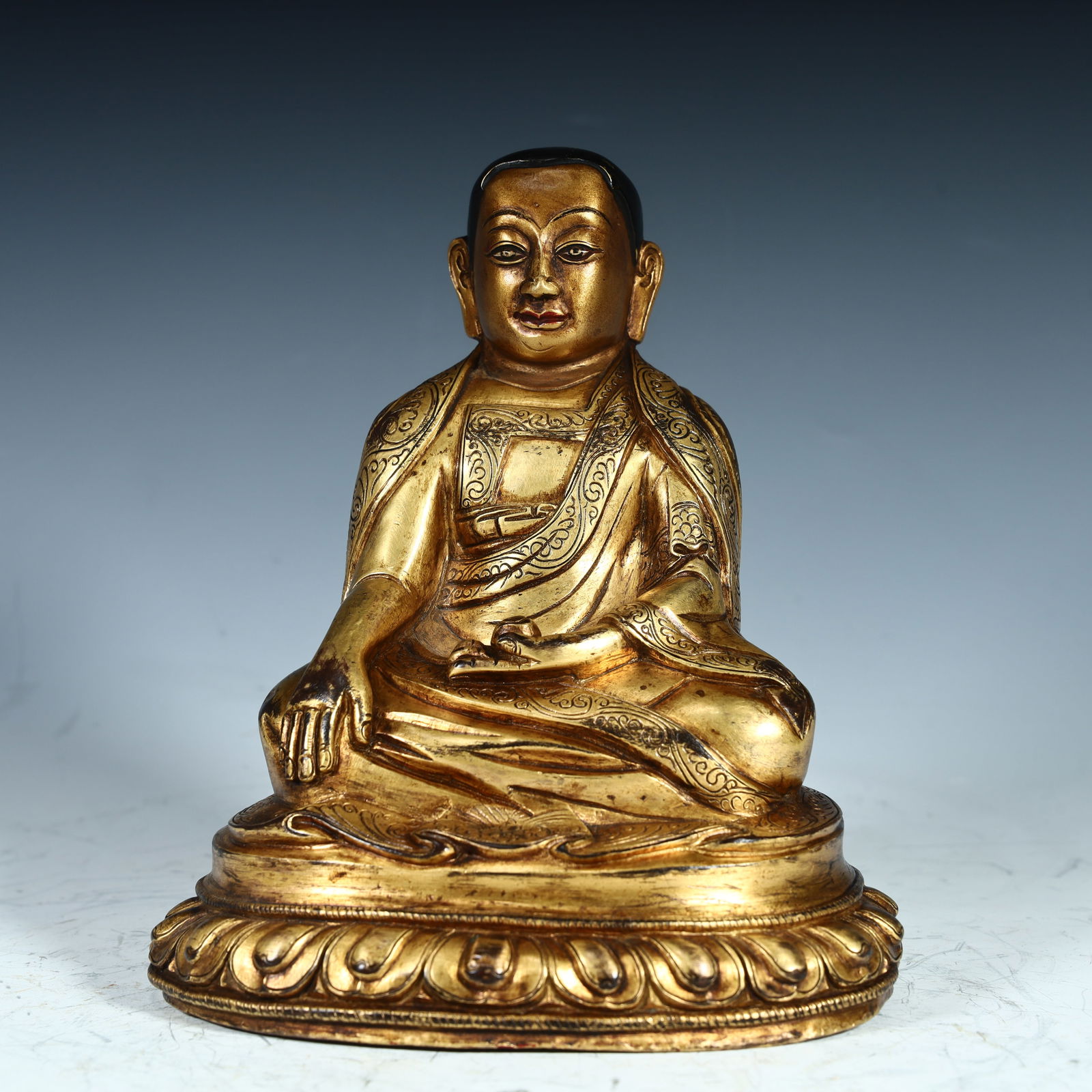 A bronze gilt guru statue of the Qing Dynasty (1 of 9)