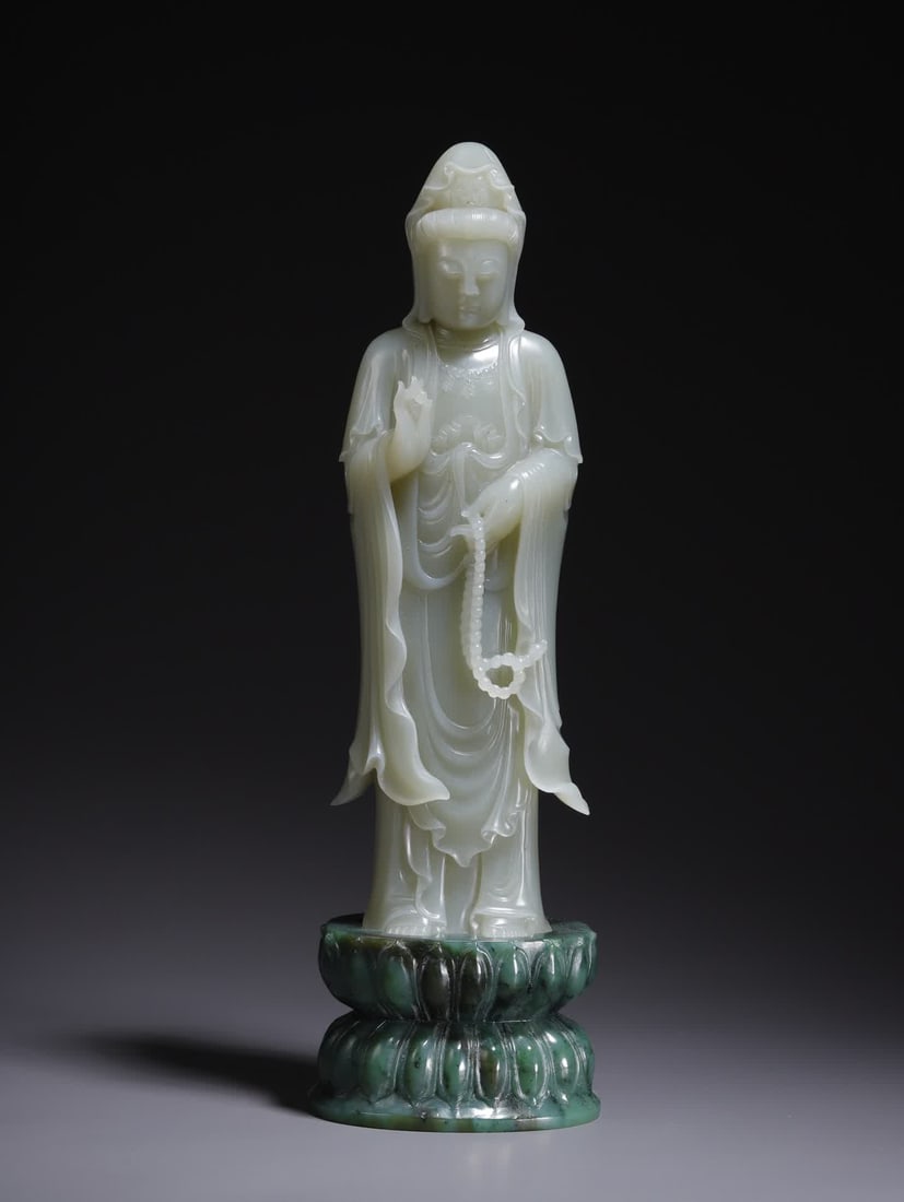 A statue of Guanyin in Hetian jade in the Qing Dynasty (1 of 9)