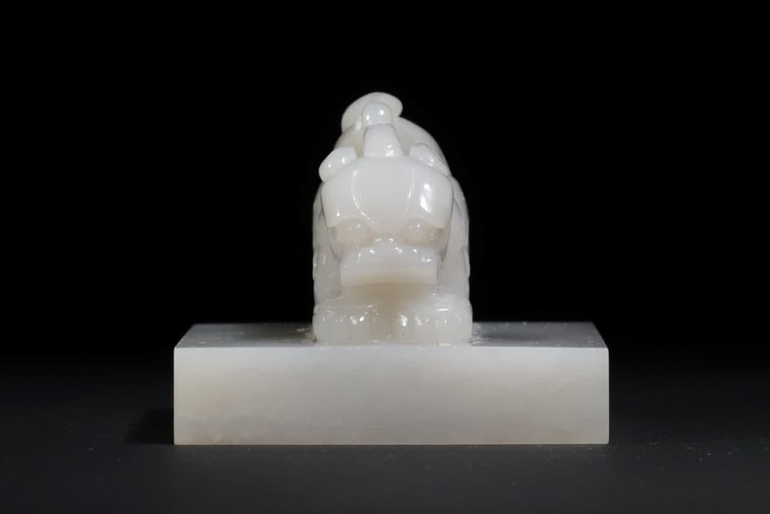 A piece of Qing Dynasty white jade Longfu Huiyin seal study elegant ware (1 of 10)