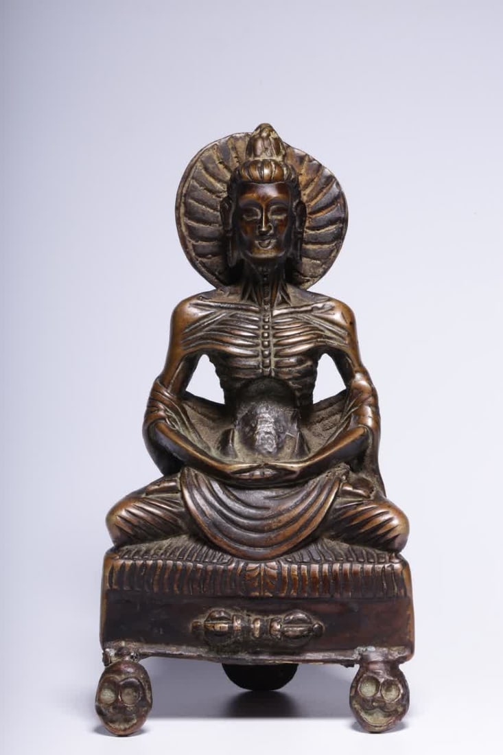 A bronze statue of the Great Master of the Snow Mountain in the Qing Dynasty: Qing Dynasty bronze snow mountain statue SIZE: H:16cm L:8cm W:6.5cm W:718g (The Dimensions Of All Batches Are Manually Measured.If You Need More Detailed Information, Please Contact Our Customer Servi