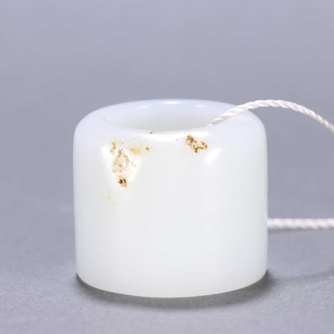 A piece of Qing Dynasty Hetian jade seed material finger: Qing Dynasty Hetian jade seed material finger SIZE: Inner diameter 2.1cm W:2.7cm W:40g (The Dimensions Of All Batches Are Manually Measured.If You Need More Detailed Information, Please Contact Our Cu