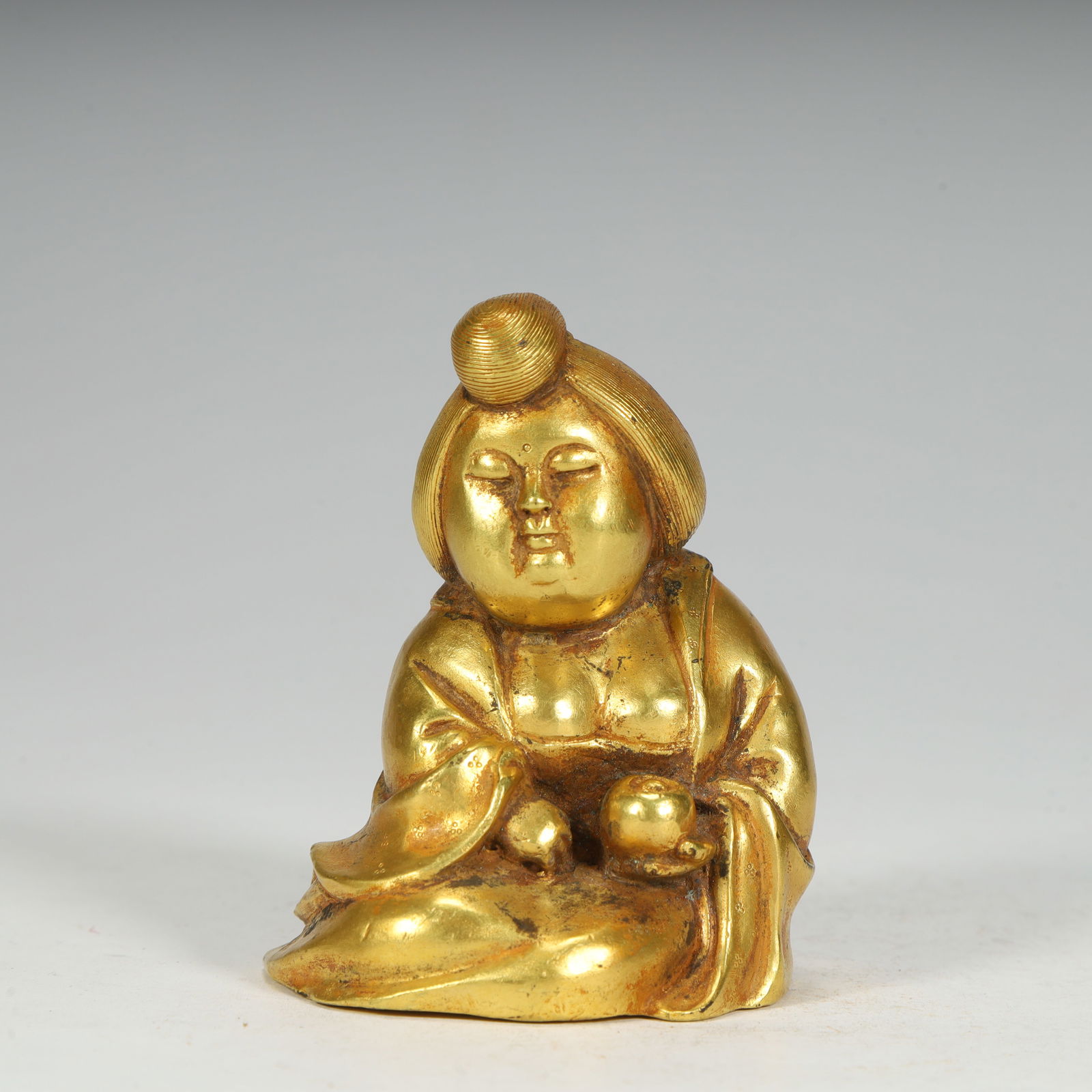 A seated statue of a gilded lady in the Tang Dynasty: Tang Dynasty gilded lady seated statue SIZE: H:7cm L:5cm W:4cm W:416g (The Dimensions Of All Batches Are Manually Measured.If You Need More Detailed Information, Please Contact Our Customer