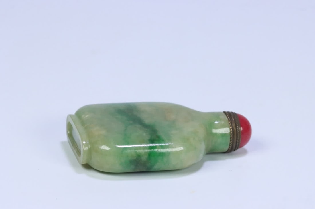 A Qing Dynasty jade plain pattern snuff bottle - 4