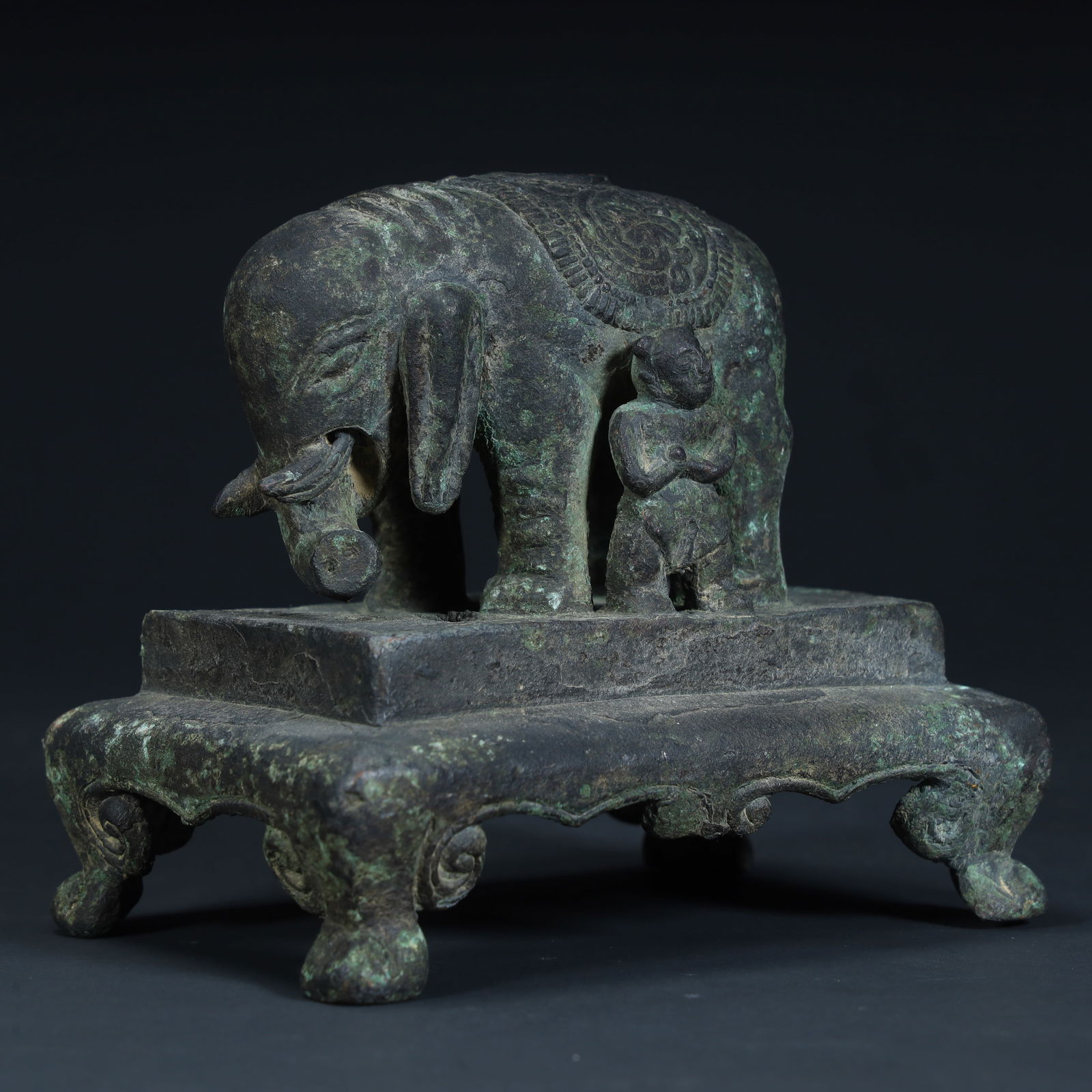 A copper incense insert with the theme of "peace and elephant" in the Qing Dynasty: Qing Dynasty "Peace and Elephant" theme copper incense insert SIZE: H:10cm L:11cm W:8cm W:726g (The Dimensions Of All Batches Are Manually Measured.If You Need More Detailed Information, Please