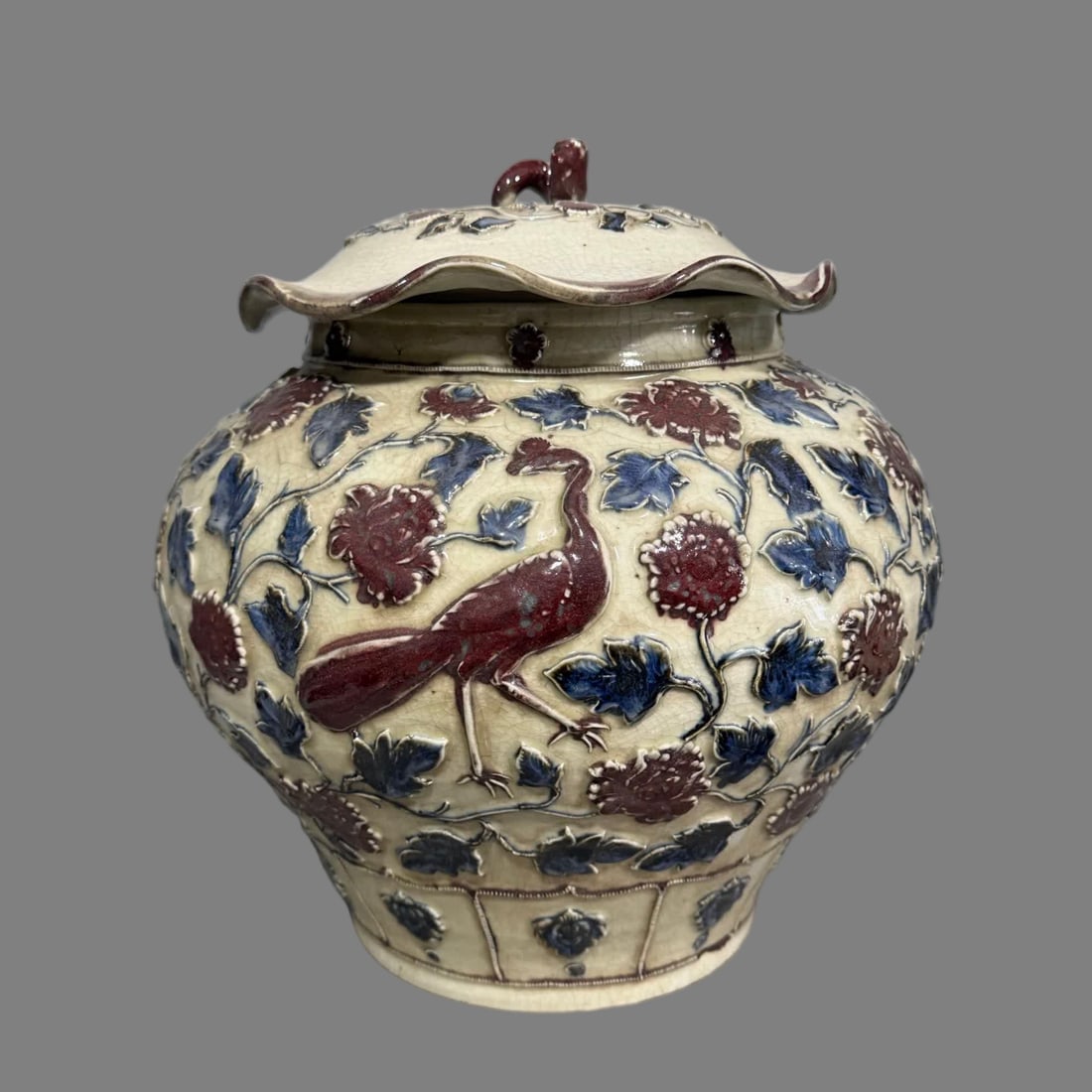 A Yuan Dynasty blue and white glaze red paster peacock peony pattern lotus leaf lid jar (1 of 7)