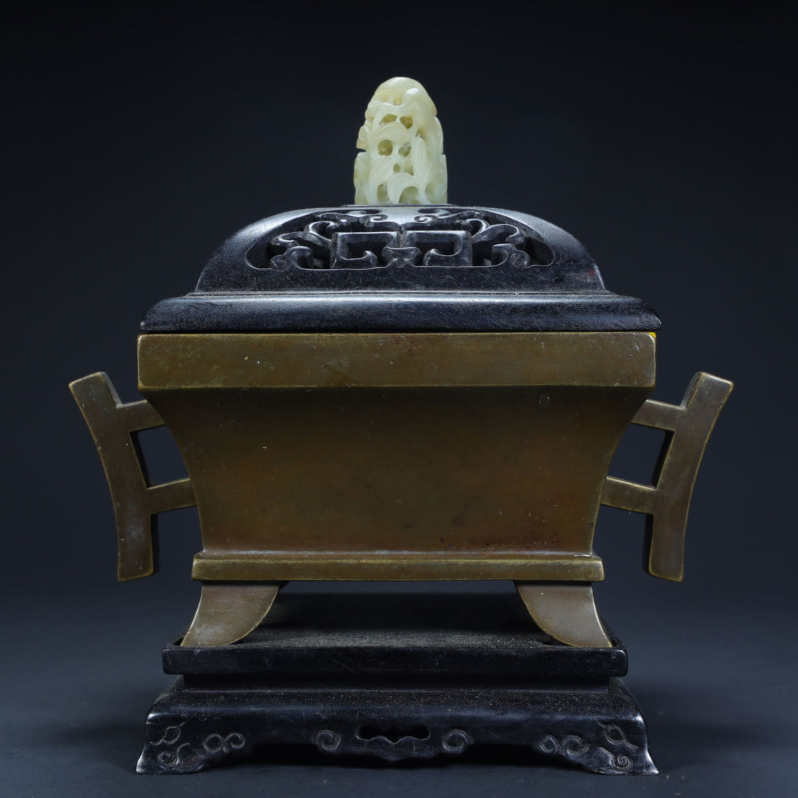 A Qing Dynasty copper antique bronze square tripod aromatherapy stove: Qing Dynasty copper antique copper square cauldron aroma burner SIZE: H:22.5cm L:23cm W:15.5cm W:4kg (The Dimensions Of All Batches Are Manually Measured.If You Need More Detailed Information, Please