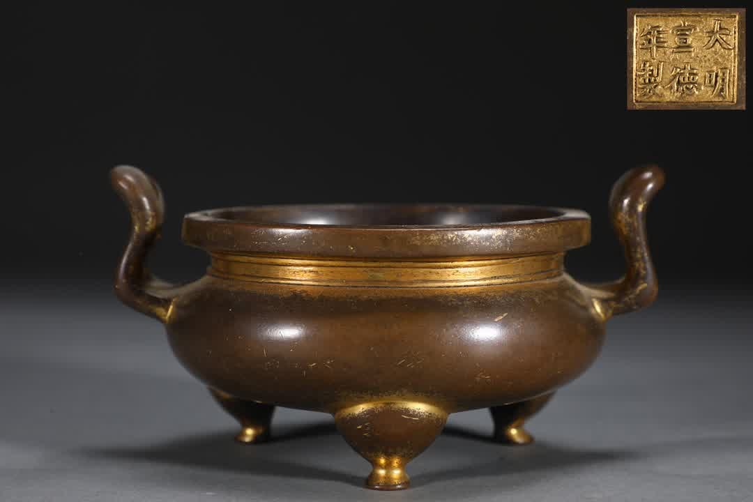 A Ming Dynasty profound copper tire gilt dynasty crown ear furnace (1 of 9)