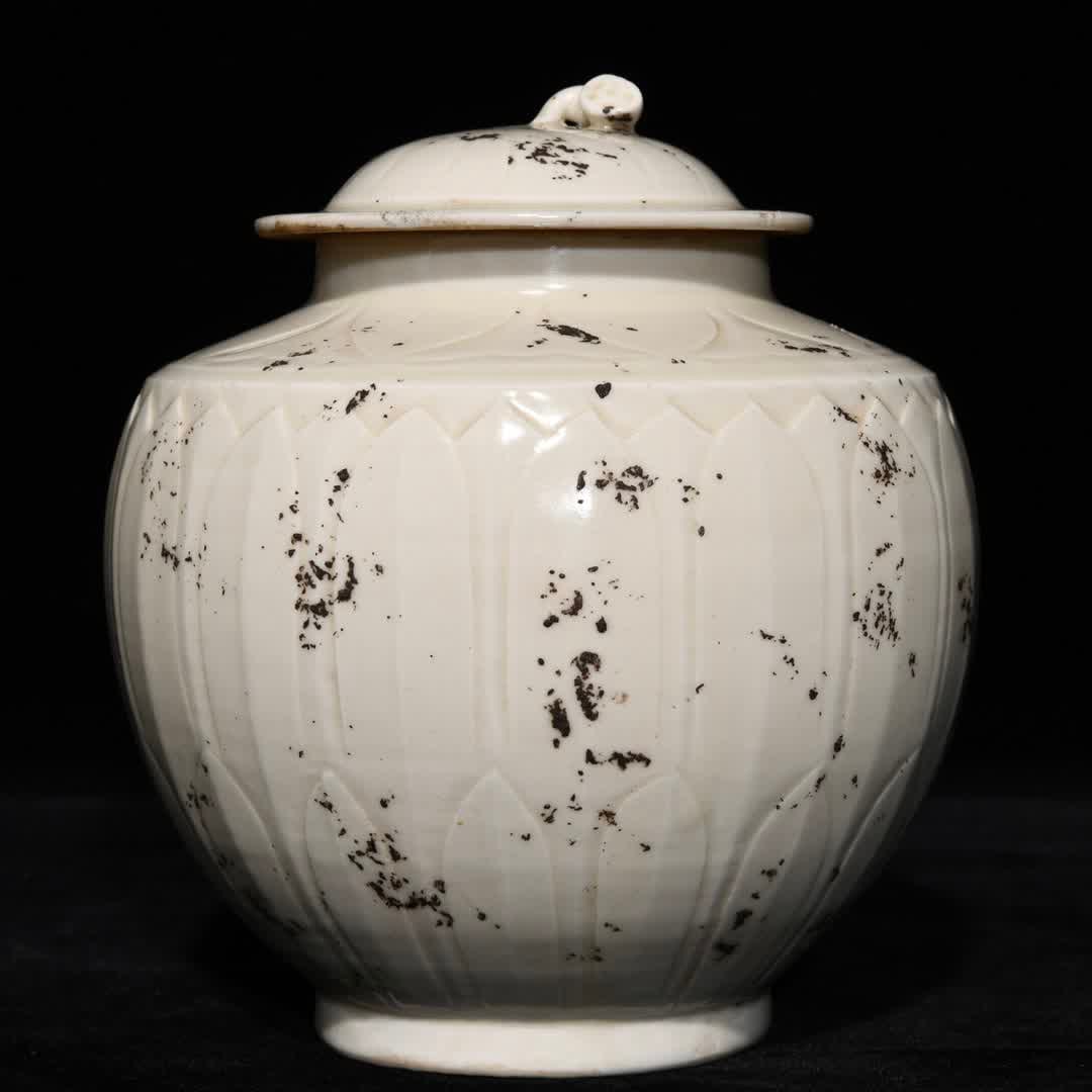 A Song Ding kiln carved lid jar (1 of 9)