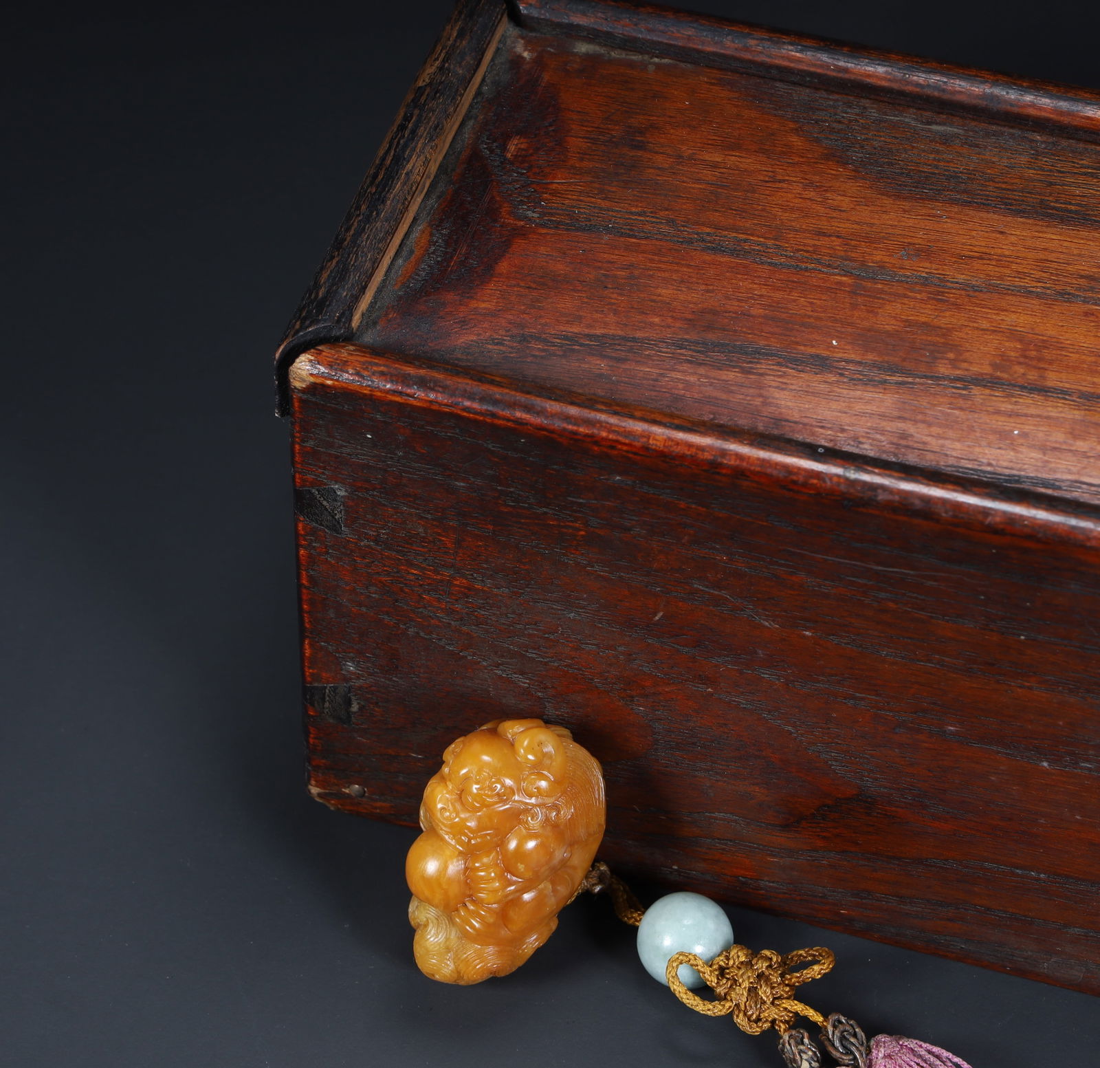 A Qing Dynasty Shoushan stone beast handle is combined with a mahogany box (1 of 10)