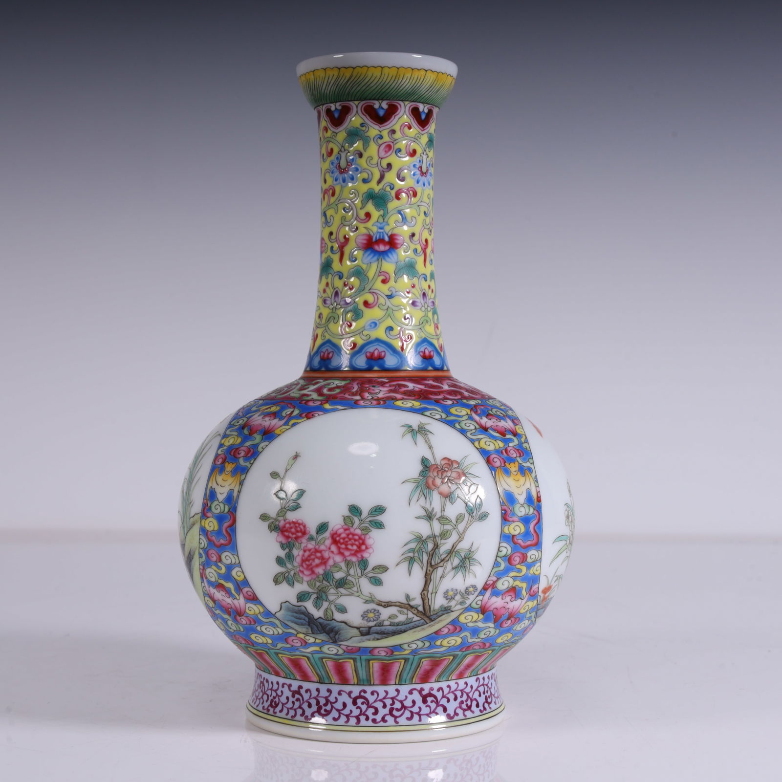 A piece of Qianlong year yellow ground intertwined lotus pattern, blue background auspicious cloud: Qianlong year system yellow ground entwined lotus pattern, blue ground auspicious cloud bat ruyi dragon pattern four-sided flower window sky ball bottle SIZE: L:11.5cm H:18cm W:0.38kg (The Dimensions