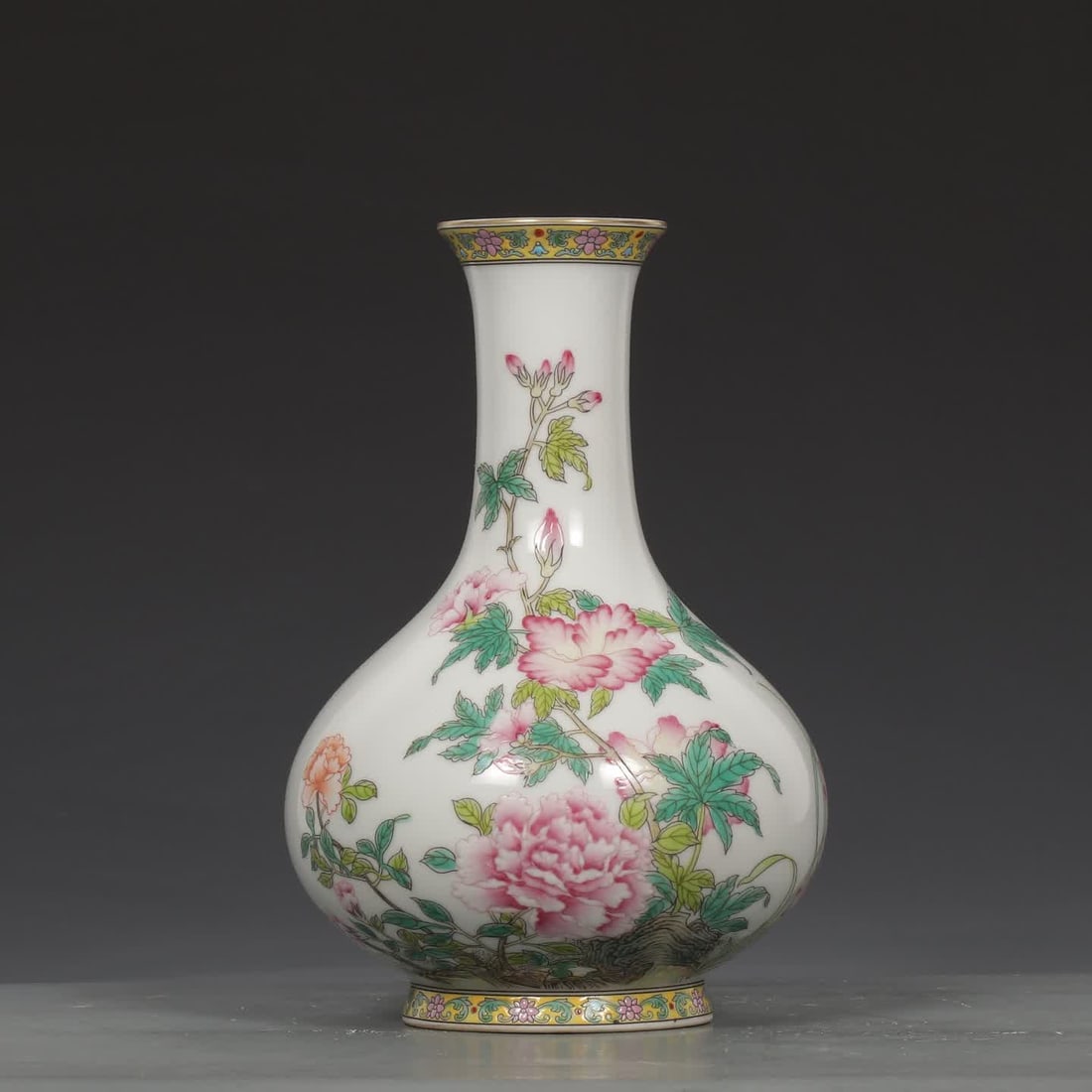 A Qing Yongzheng enamel peony flower pattern appreciation vase (1 of 8)