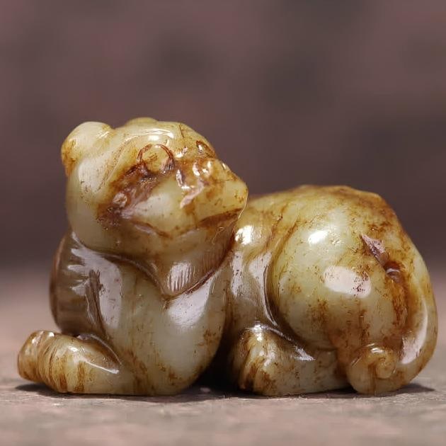 A piece of Hetian jade auspicious beast handle (1 of 8)