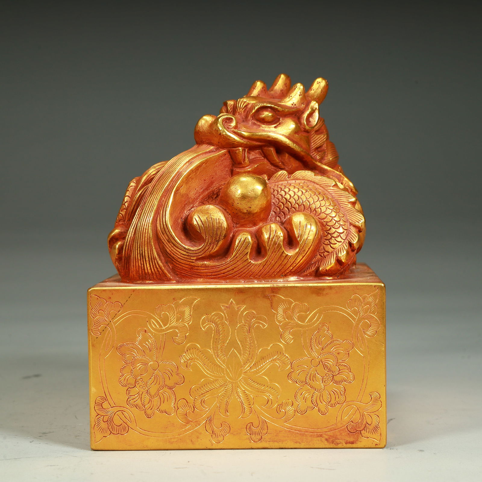 A Qing Dynasty copper gilt dragon button entwined floral pattern seal (1 of 9)