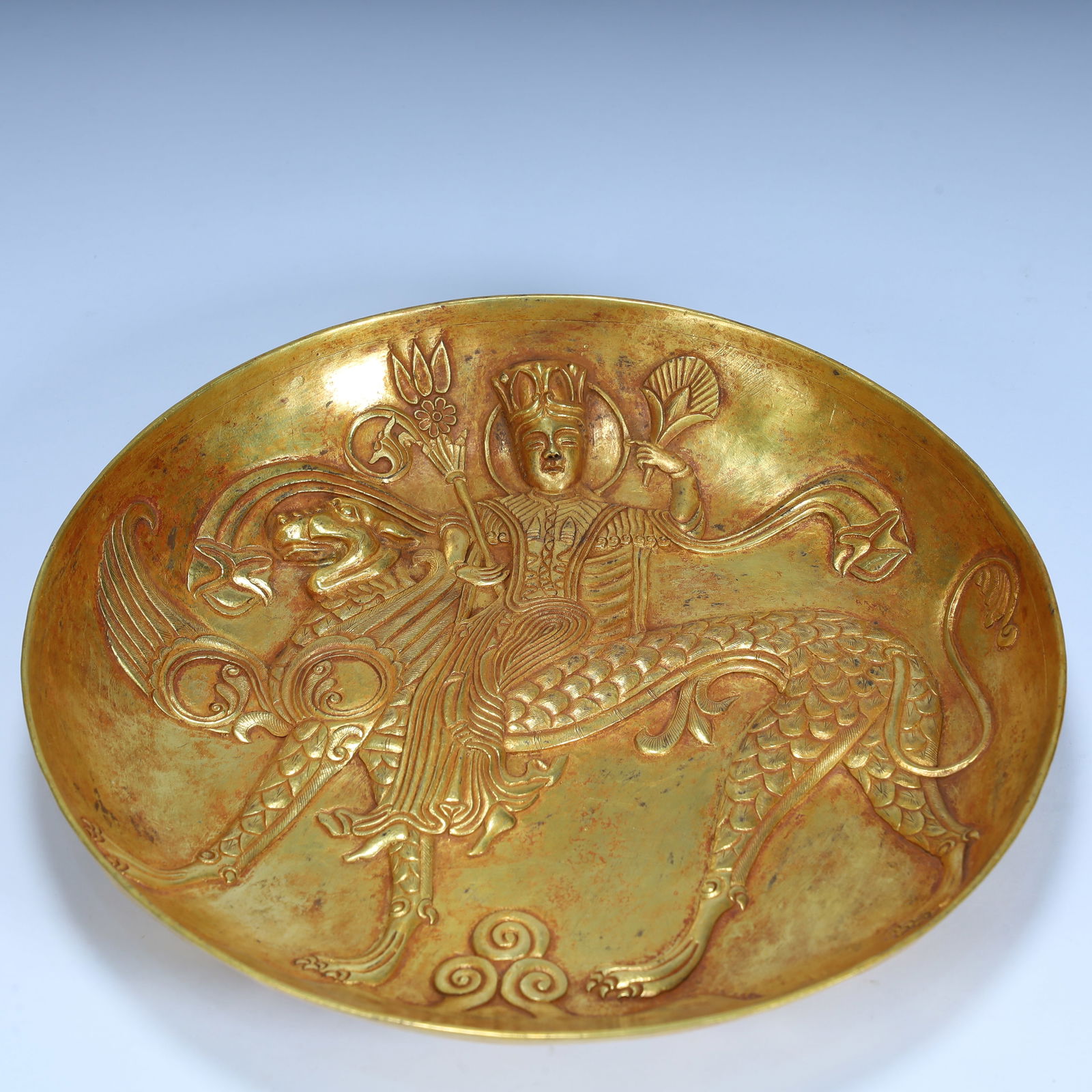 A Qing Dynasty gilded figure auspicious beast pattern plate (1 of 13)