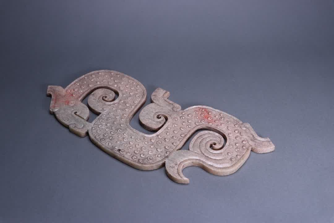 A piece of ancient jade valley pattern dragon jade (1 of 9)