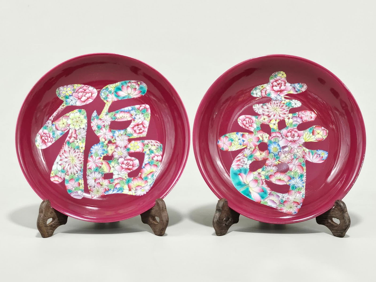 A pair of Qing Yongzheng year carmine red Fushou double full plate (1 of 9)