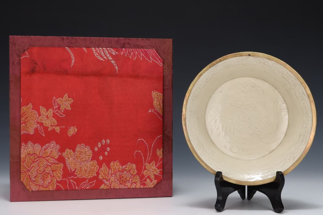 A Song Dynasty Ding kiln secretly carved phoenix pattern plate: Song Dynasty kiln secretly carved phoenix pattern plate SIZE: H: 5.5cm Abdominal diameter 20.7cm (The Dimensions Of All Batches Are Manually Measured.If You Need More Detailed Information, Please Cont