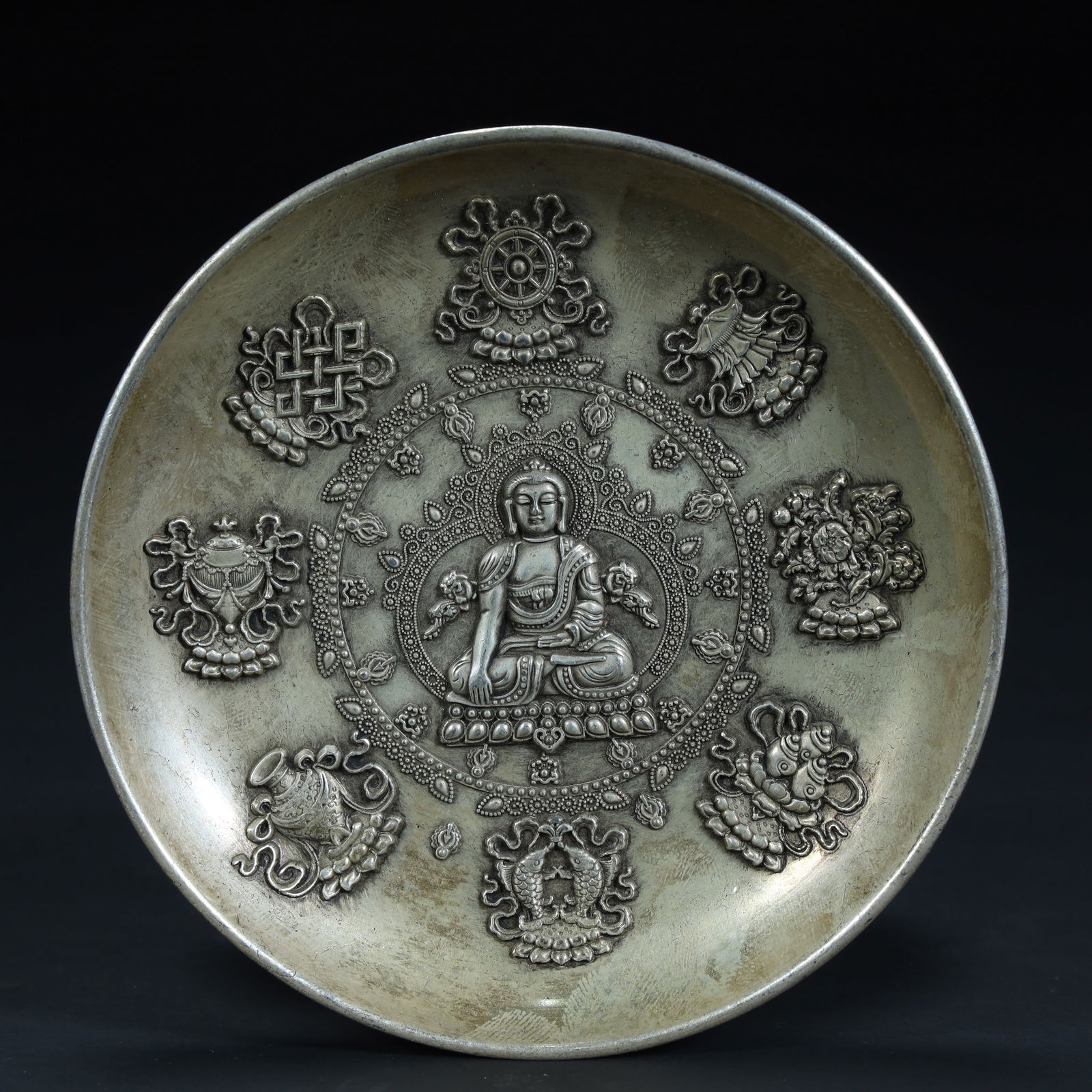 A silver Buddha pattern eight treasure plate of Tibetan Buddhism in the Qing Dynasty: The silver Buddha pattern eight treasure plate of Tibetan Buddhism in the Qing Dynasty SIZE: H:1.8cm L:10.5cm W:10.5cm 208.6g (The Dimensions Of All Batches Are Manually Measured.If You Need More Deta