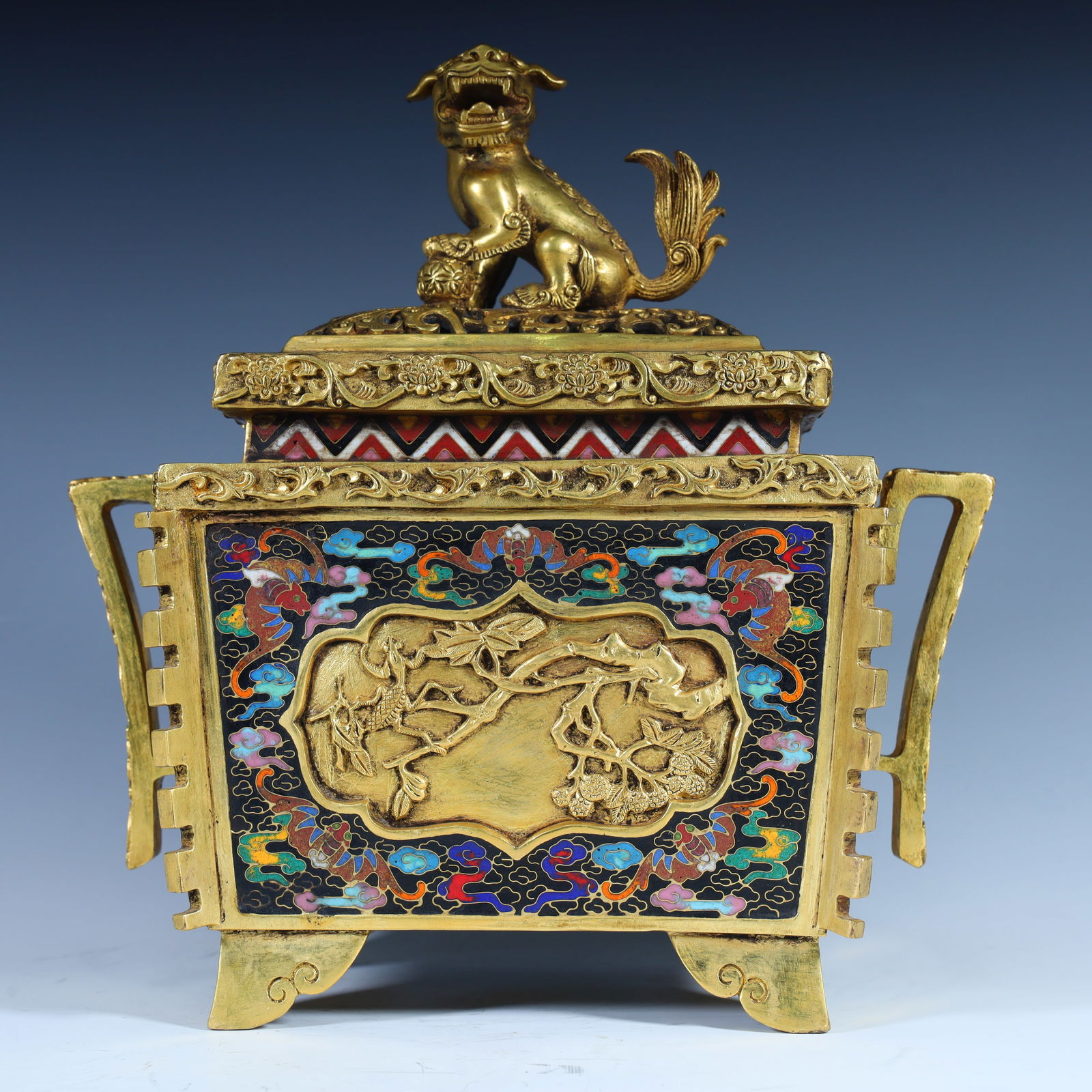 A Qing Dynasty cloisonné gilt lion button square incense burner: Qing Dynasty cloisonné gilt lion button square incense burner SIZE: H:25cm L:25cm W:14cm W:4.2kg (The Dimensions Of All Batches Are Manually Measured.If You Need More Detailed Information, Please Con