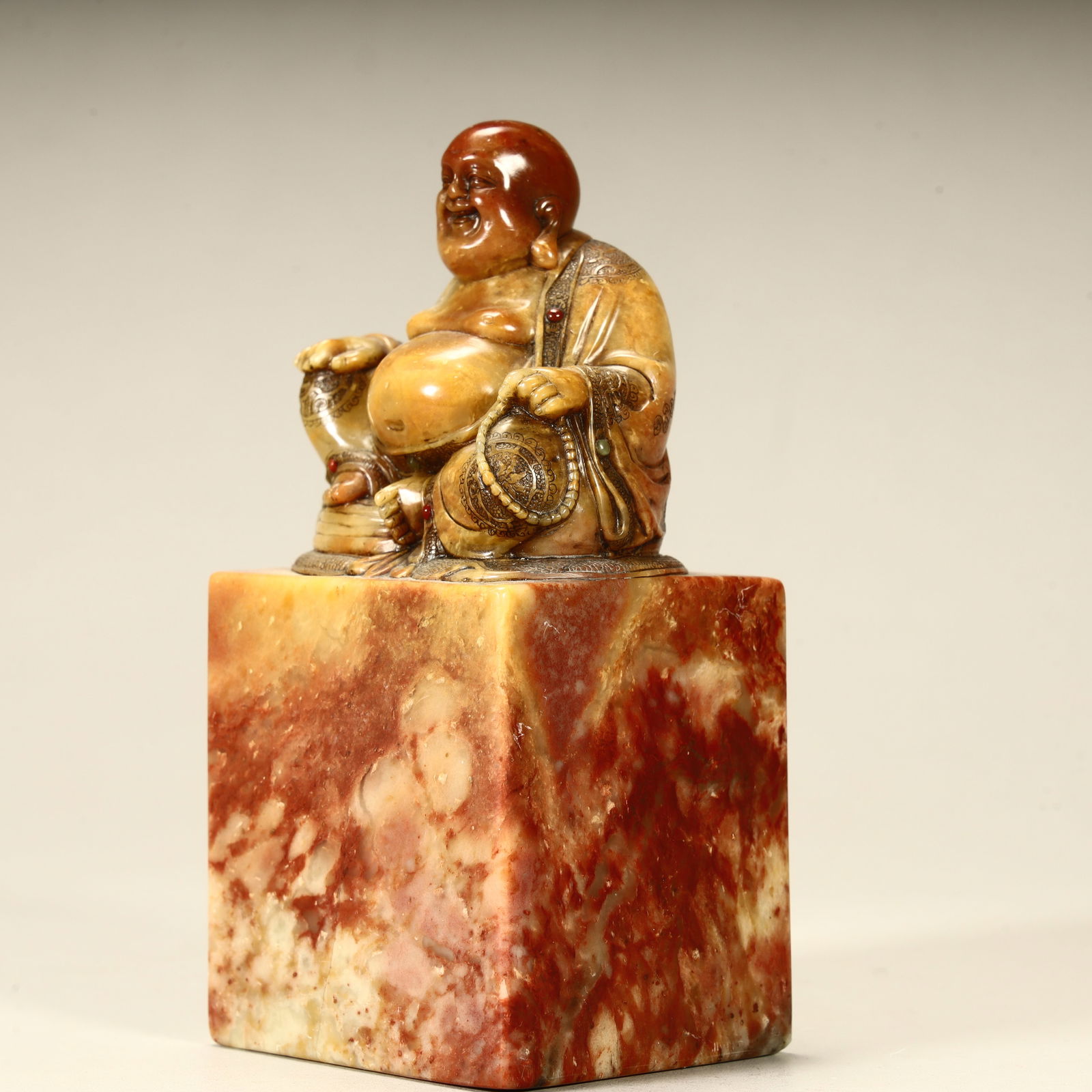 A Qing Dynasty boutique Shoushan stone Maitreya Buddha button wordless seal (1 of 8)