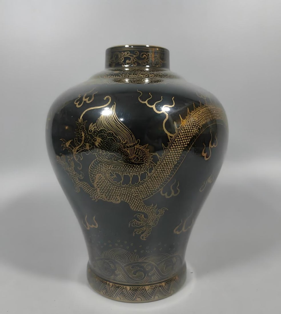 A Qing Dynasty gold-glazed gold-painted dragon plum bottle (1 of 9)