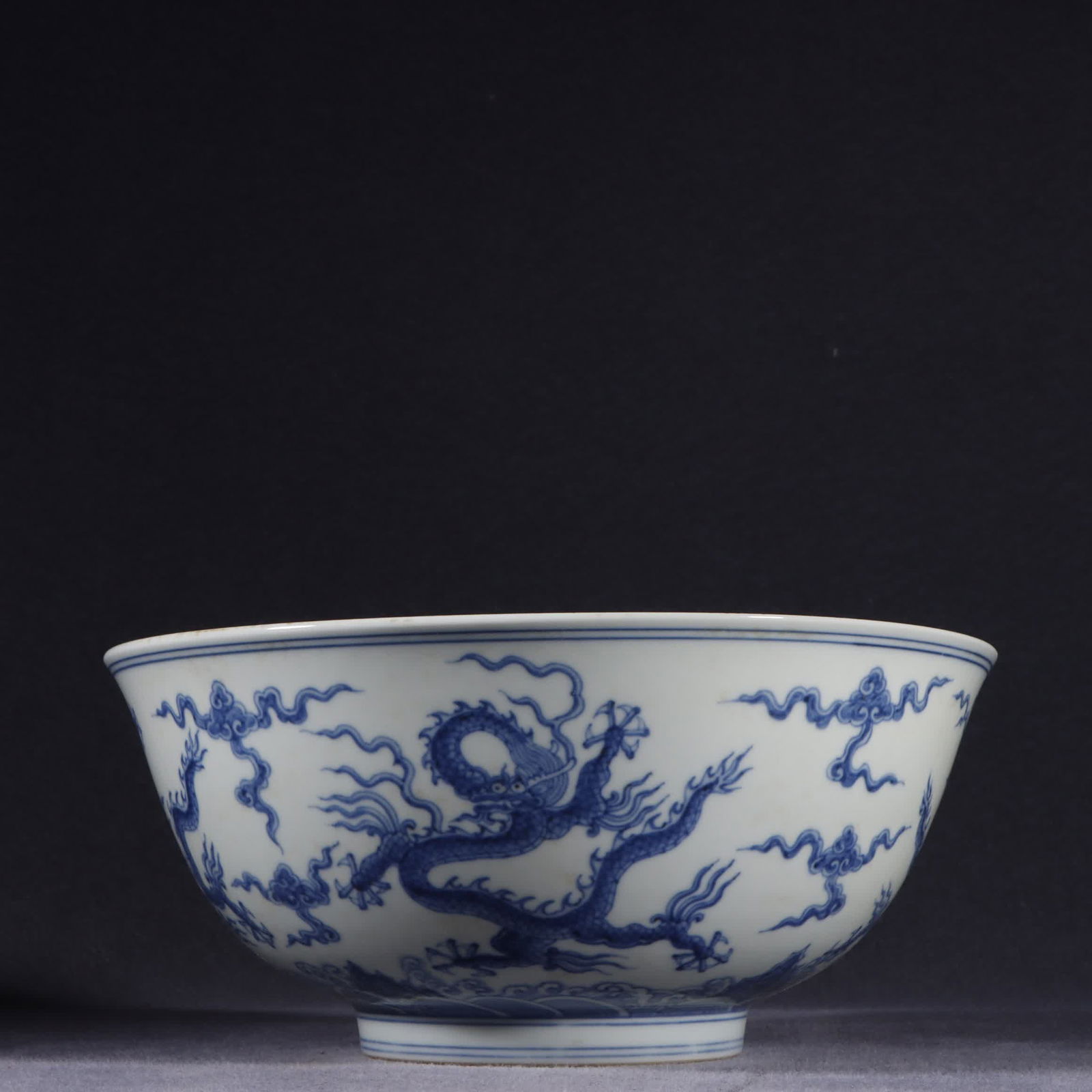 A Ming Dynasty Chenghua blue and white dragon pattern bowl: Ming Dynasty Chenghua blue and white dragon pattern bowl SIZE: H:9cm W:21cm (The Dimensions Of All Batches Are Manually Measured.If You Need More Detailed Information, Please Contact Our Customer Serv