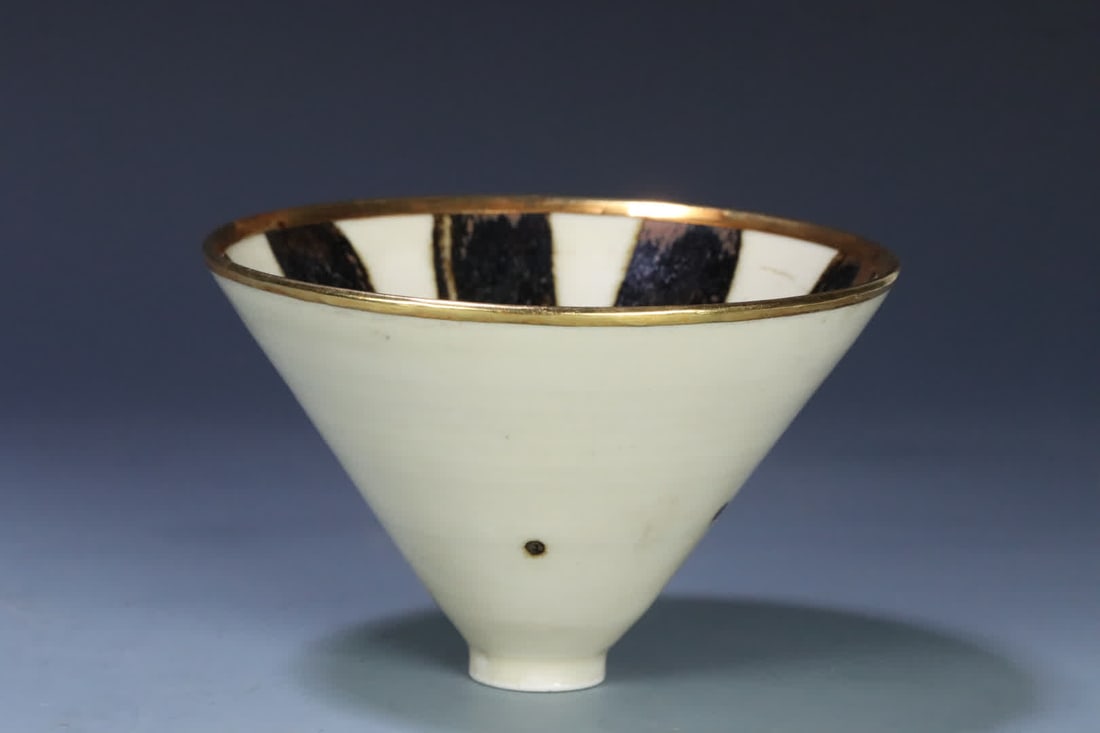 A Song Dynasty Ding kiln striped hat cup (1 of 10)