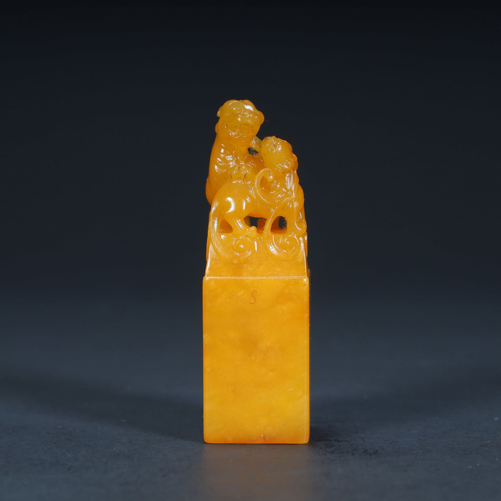 A Qing Dynasty Tian Huangshi "Double Rui Beast Button Seal: Qing Dynasty Tian Huangshi "Double Rui Beast Button Seal SIZE: H:6.8cm L:2.2cm W:2.2cm W:58.4g (The Dimensions Of All Batches Are Manually Measured.If You Need More Detailed Information, Please Contac