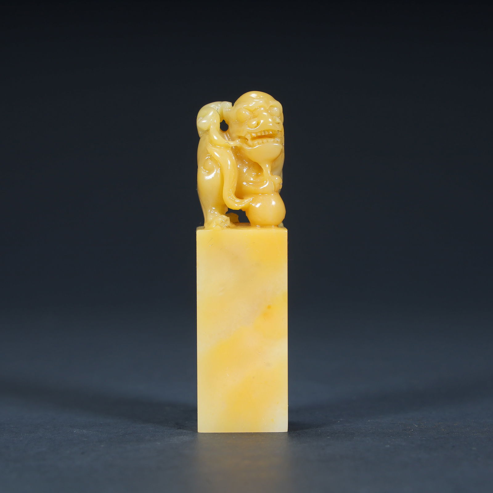 A Qing Dynasty Tian Huangshi "Auspicious Beast Play Pearl Button Seal: Qing Dynasty Tian Huangshi "Auspicious Beast Play Pearl Button Seal SIZE: H:6.7cm L:1.9cm W:1.9cm W:44.4g (The Dimensions Of All Batches Are Manually Measured.If You Need More Detailed Information, Pl