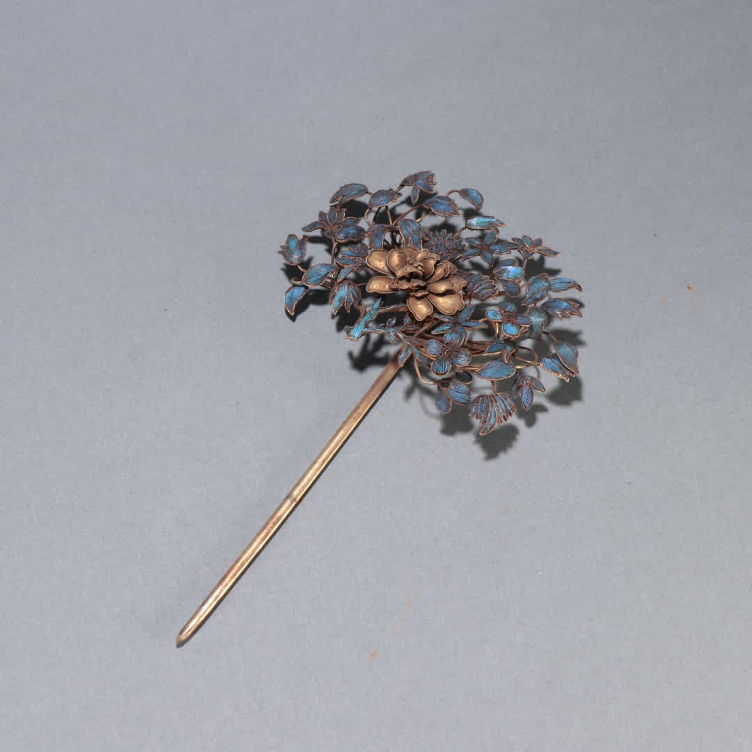 A Qing Dynasty silver-gilt emerald pattern hairpin (1 of 9)