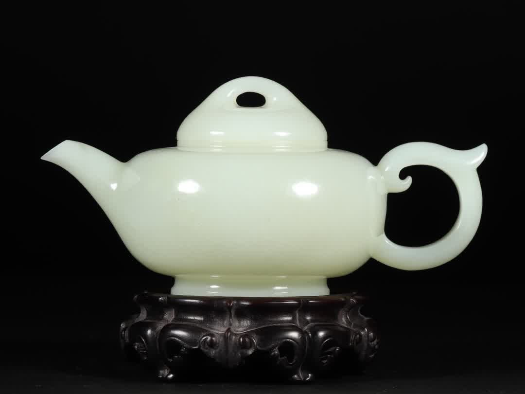 A Qing Dynasty Hetian jade pot (1 of 9)