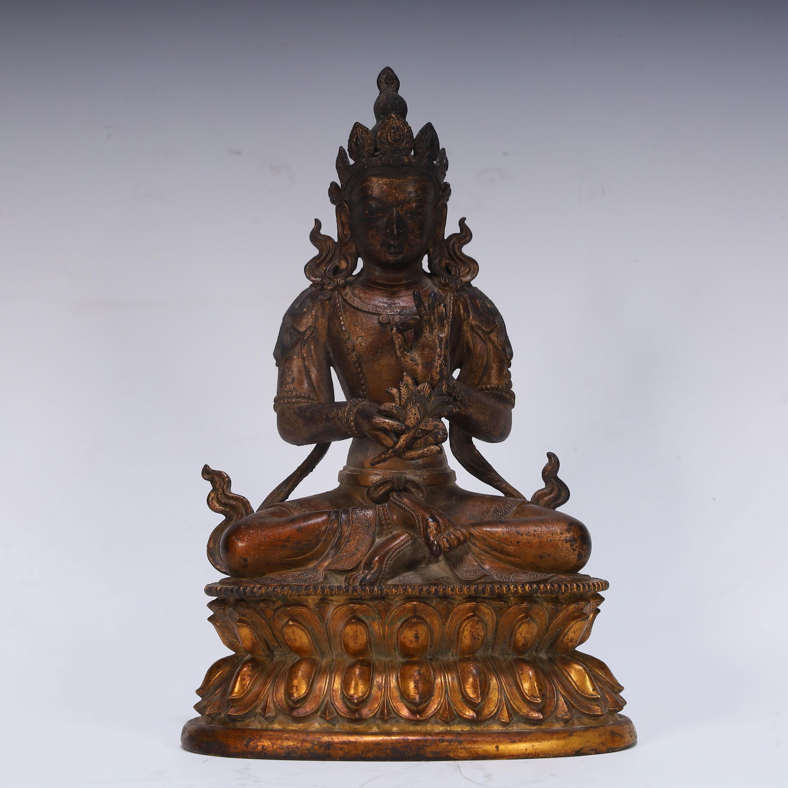 A gilded Buddha of the Qing Dynasty: Qing Dynasty gilded Buddha SIZE: L:12cm W:8cm H:20cm W:1772g (The Dimensions Of All Batches Are Manually Measured.If You Need More Detailed Information, Please Contact Our Customer Service Before Bidd