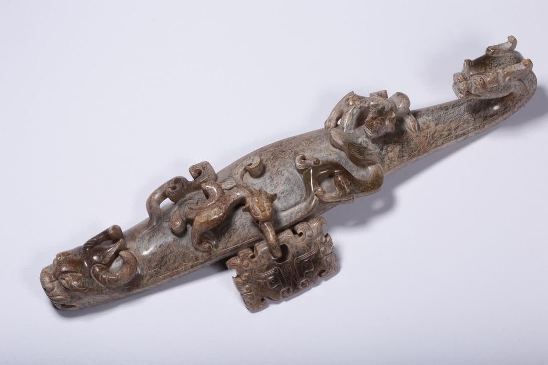 A pre-Ming ancient jade dragon pattern with a hook (1 of 11)