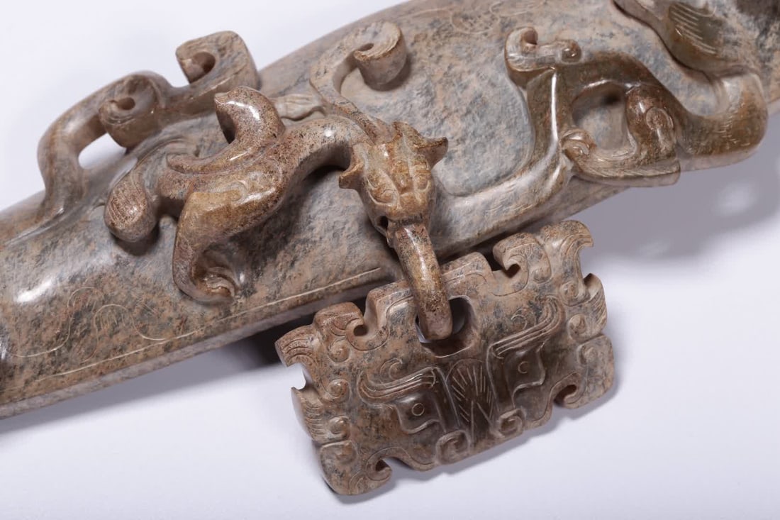 A pre-Ming ancient jade dragon pattern with a hook - 2
