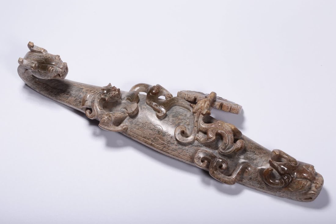 A pre-Ming ancient jade dragon pattern with a hook - 5