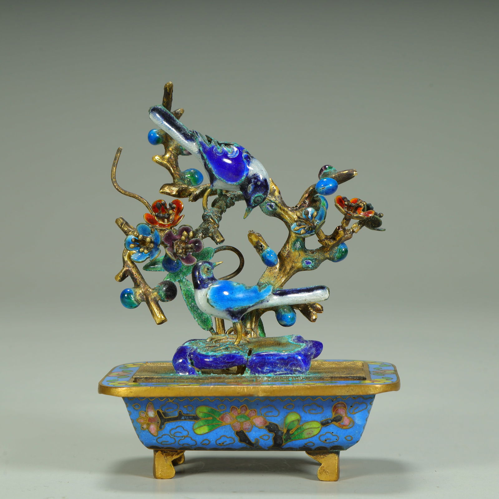 A copper tire cloisonné enamel is a bonsai ornament at the tip of the eyebrows: Copper tire cloisonné enamel is a bonsai ornament at the tip of the eyebrows SIZE: H:10cm L:7.5cm W:4.7cm W:120.5g (The Dimensions Of All Batches Are Manually Measured.If You Need More Detailed