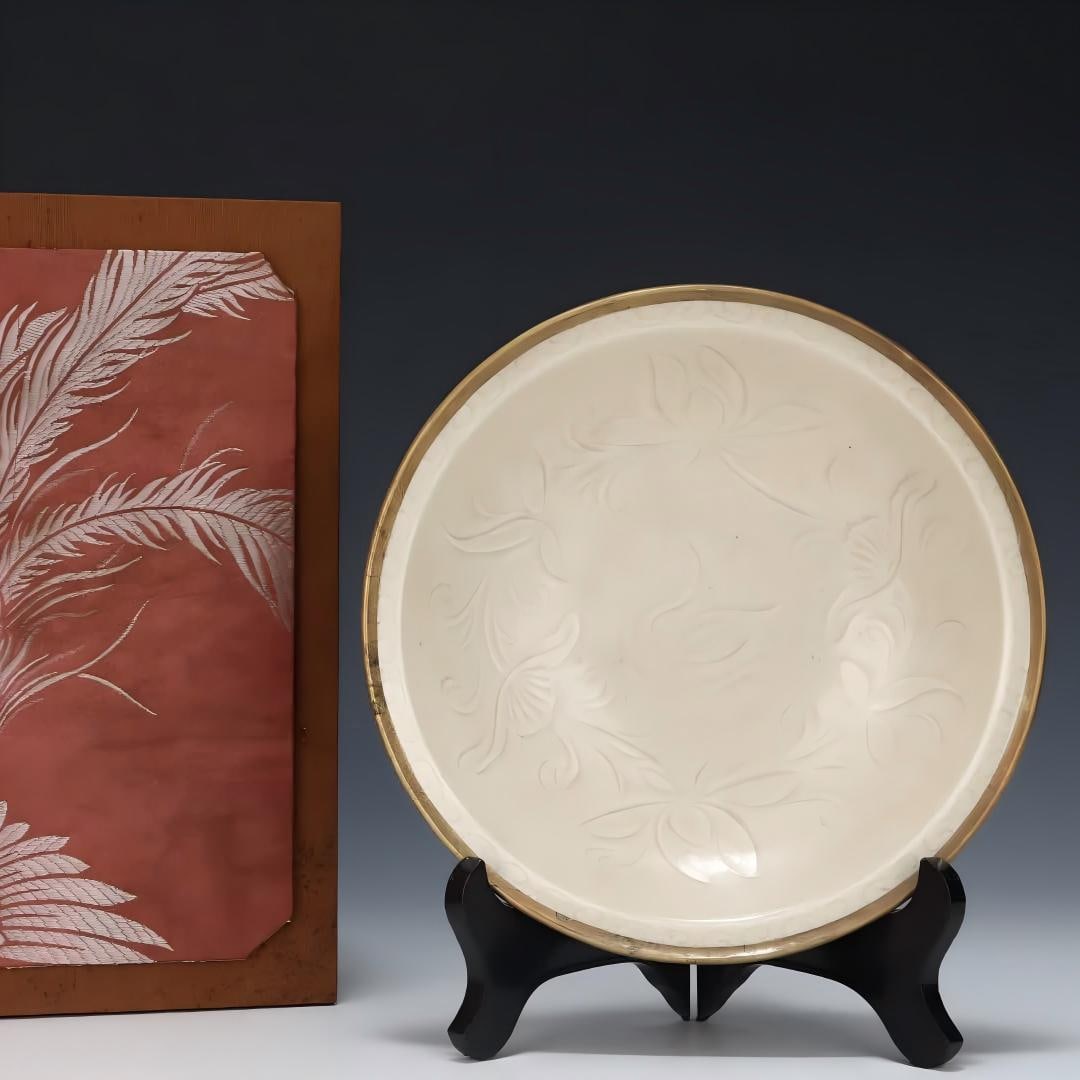 A Song Dynasty kiln secretly carved goose pattern: The Song Dynasty kiln was secretly carved with goose patterns SIZE: H: 4.7cm Abdominal diameter 21cm (The Dimensions Of All Batches Are Manually Measured.If You Need More Detailed Information,