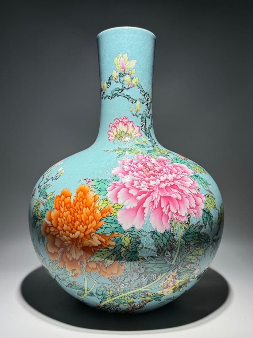 A piece of Qing Qianlong pastel sky blue magnolia peony (full of gold and jade) picture Tianqiu vase: Qing Qianlong model pastel sky blue ground magnolia peony (full of gold and jade) picture sky ball bottle SIZE: H:53cm W:39.5cm (The Dimensions Of All Batches Are Manually Measured.If You Need