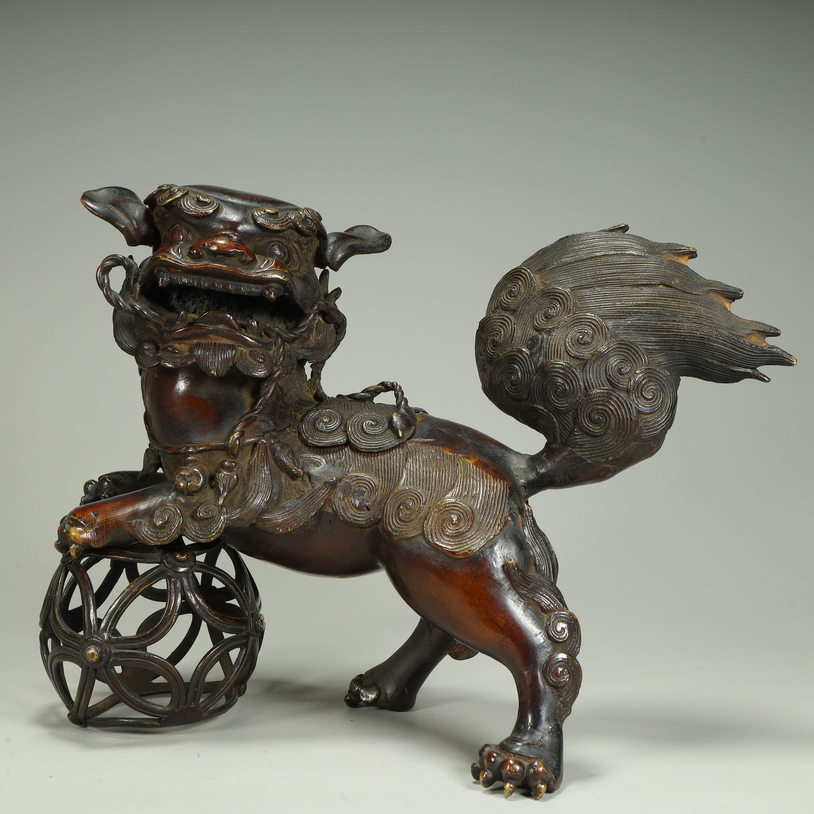 A copper lion hydrangea aroma burner ornament (1 of 14)