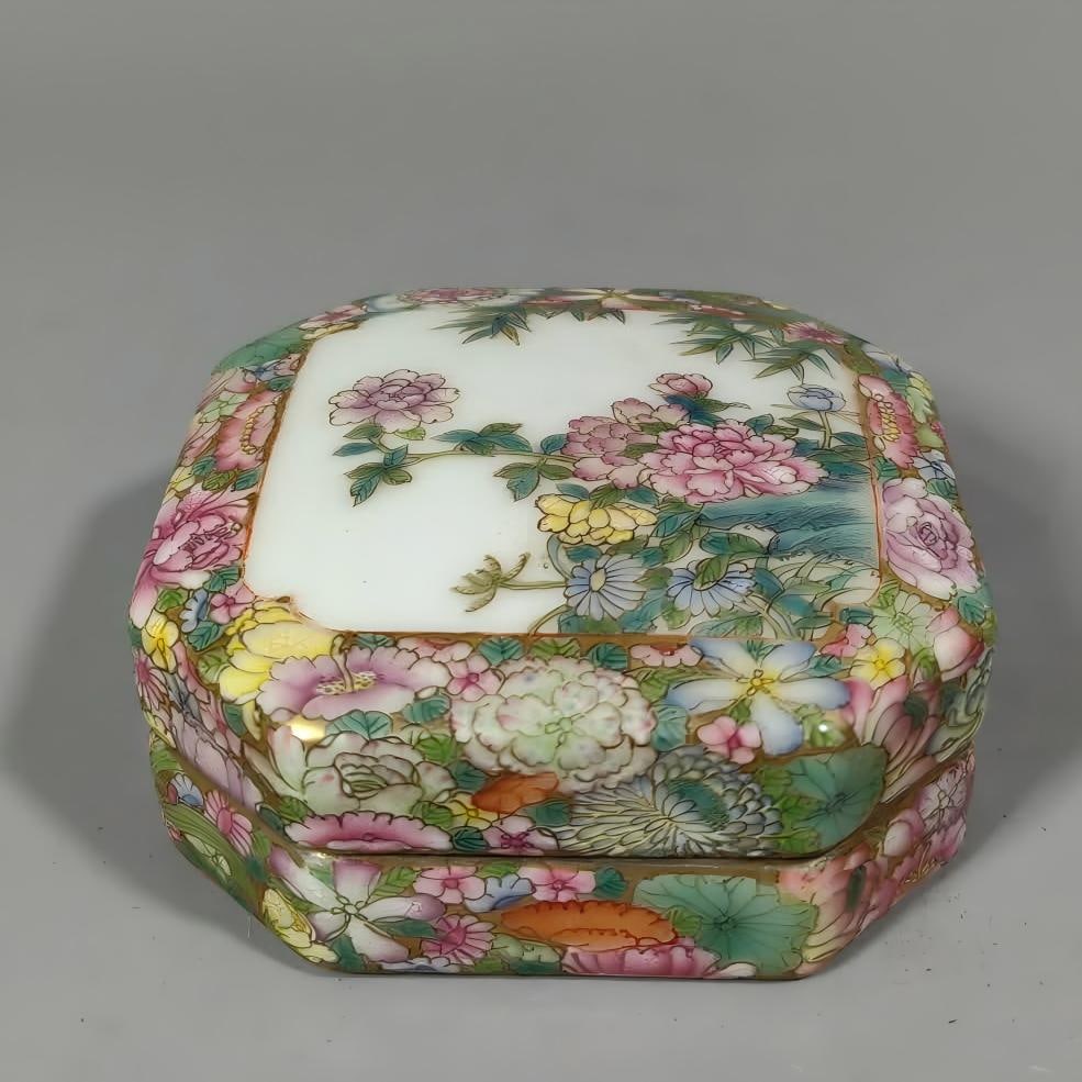 A Qing Dynasty square gold-based pastel kaleidoscope printing box: Qing Dynasty quadrangled gold-based pastel kaleidoscope printing box SIZE: H:4.2cm W:8cm (The Dimensions Of All Batches Are Manually Measured.If You Need More Detailed Information, Please Contact Our
