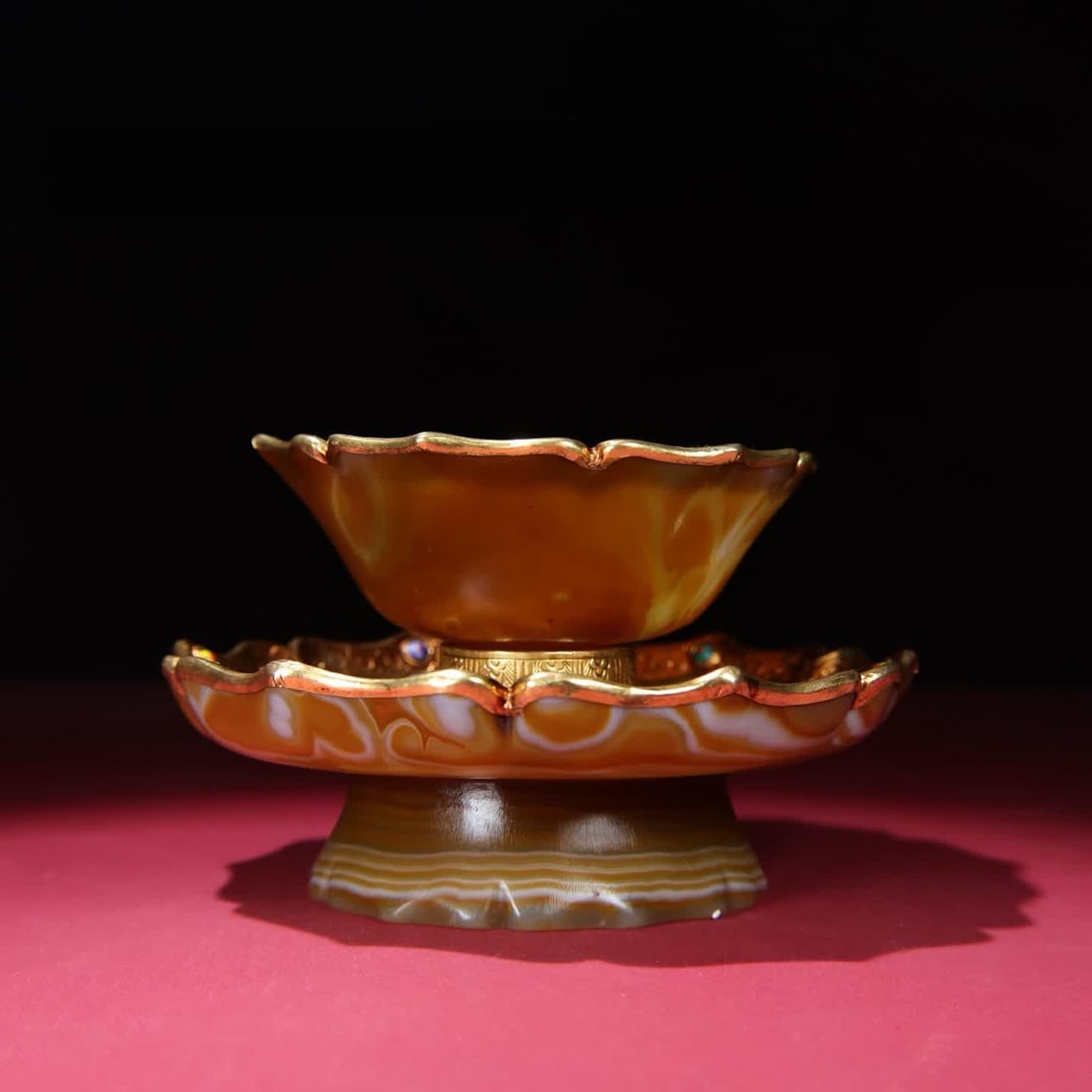 A Han Dynasty agate copper gilt inlaid dragonfly eye cup: Han Dynasty agate copper gilt inlaid with dragonfly eye cup SIZE: Bottom Stock 170x50mm Bowl 128x50mm Total W: 875g (The Dimensions Of All Batches Are Manually Measured.If You Need More Detailed