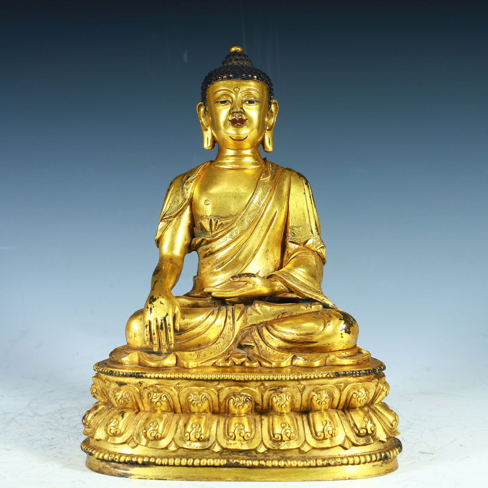 A Qing Dynasty copper-gilt Shakyamuni Buddha: Qing Dynasty copper gilt Shakyamuni Buddha SIZE: H:23.5cm L:17cm W:12.5cm W:2.9kg (The Dimensions Of All Batches Are Manually Measured.If You Need More Detailed Information, Please Contact Our